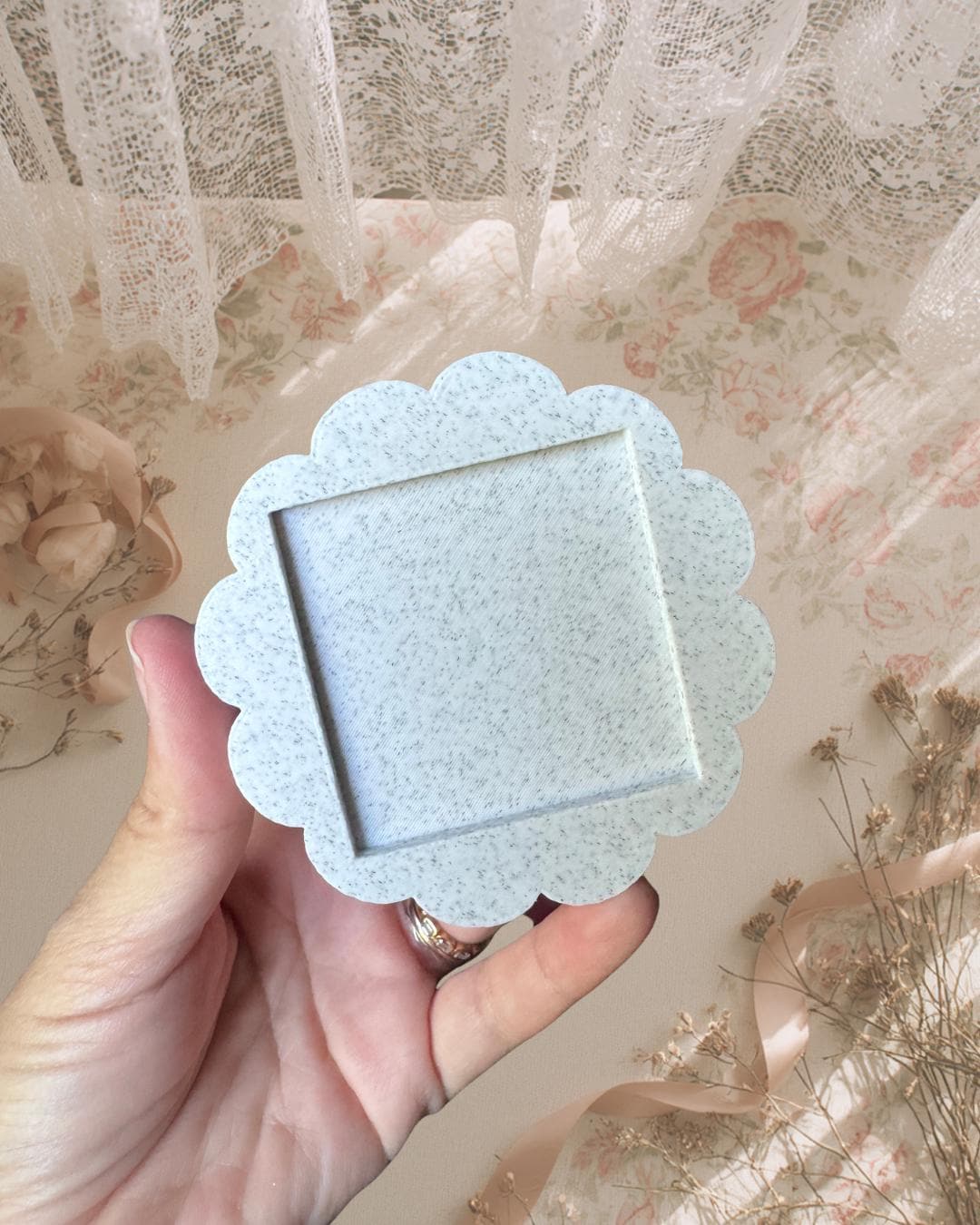 Scalloped Mini Frame